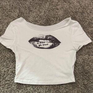 SHEIN White Lip Graphic Crop Top
